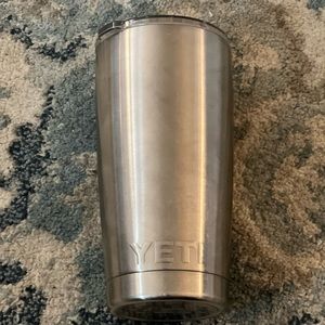 Yeti 20 oz tumbler stainless steel